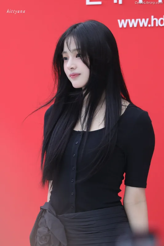 Minji (NewJeans) photo 23 of 1154