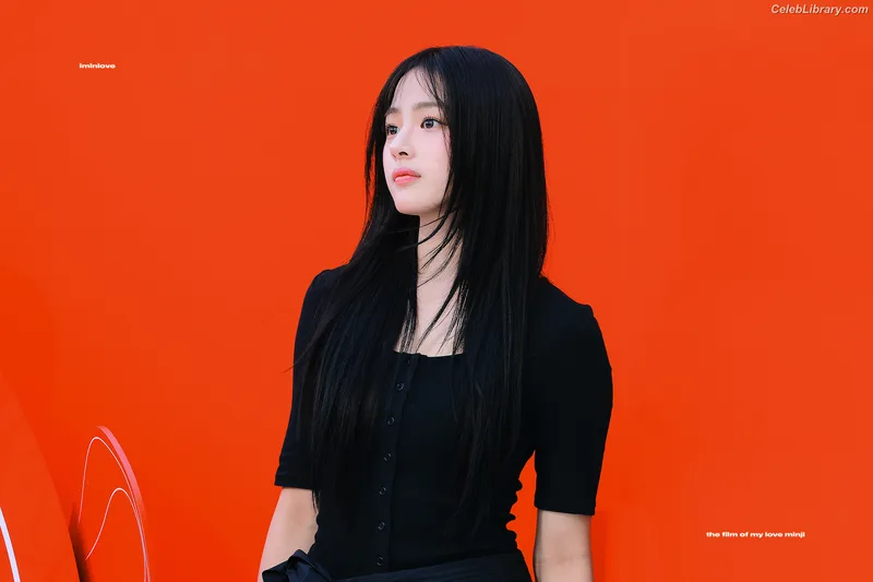 Minji (NewJeans) photo 1 of 1154