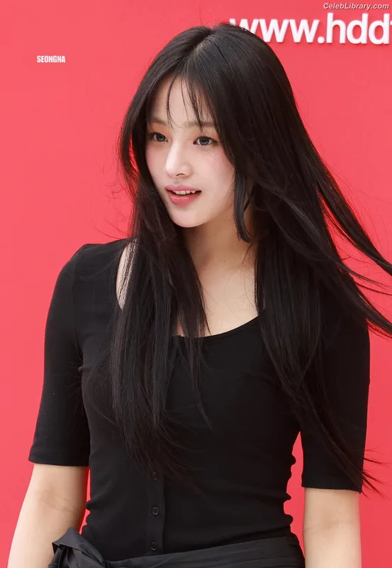 Minji (NewJeans) photo 2 of 1154