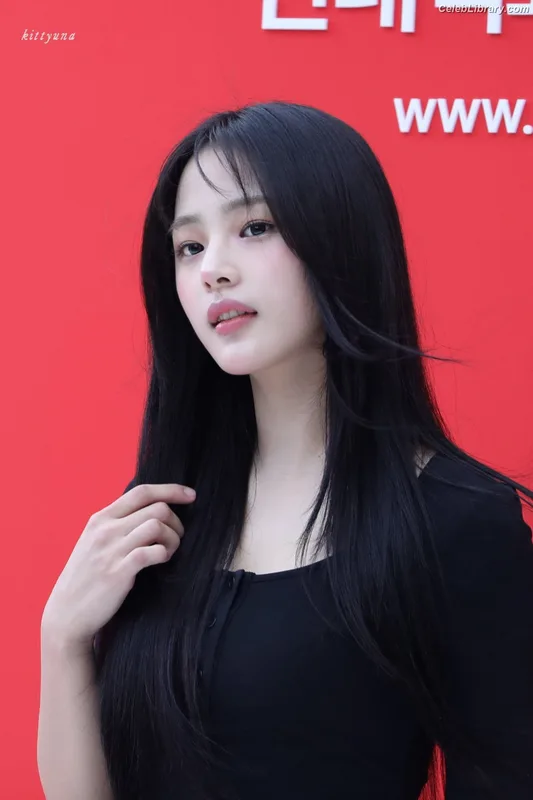 Minji (NewJeans) photo 3 of 1154