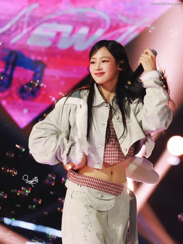 Minji (NewJeans) photo 14 of 1154