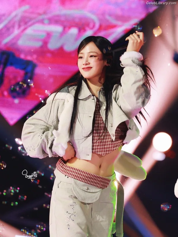 Minji (NewJeans) photo 15 of 1154