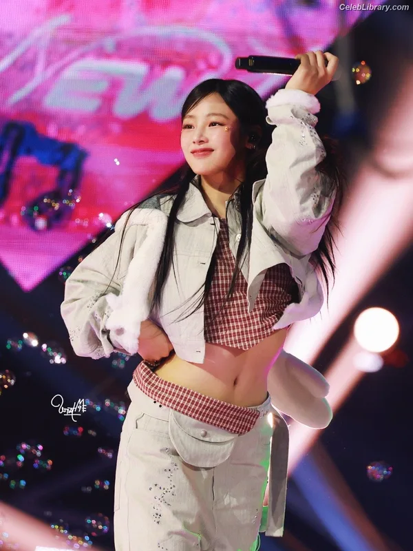 Minji (NewJeans) photo 16 of 1154