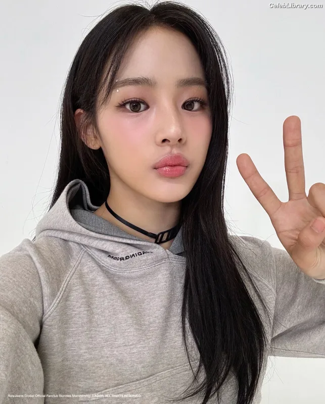Minji (NewJeans) photo 19 of 1154
