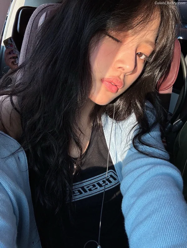 Minji (NewJeans) photo 1 of 1154