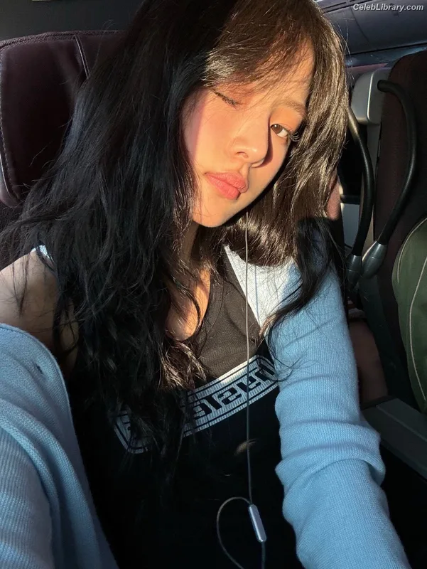 Minji (NewJeans) photo 2 of 1154