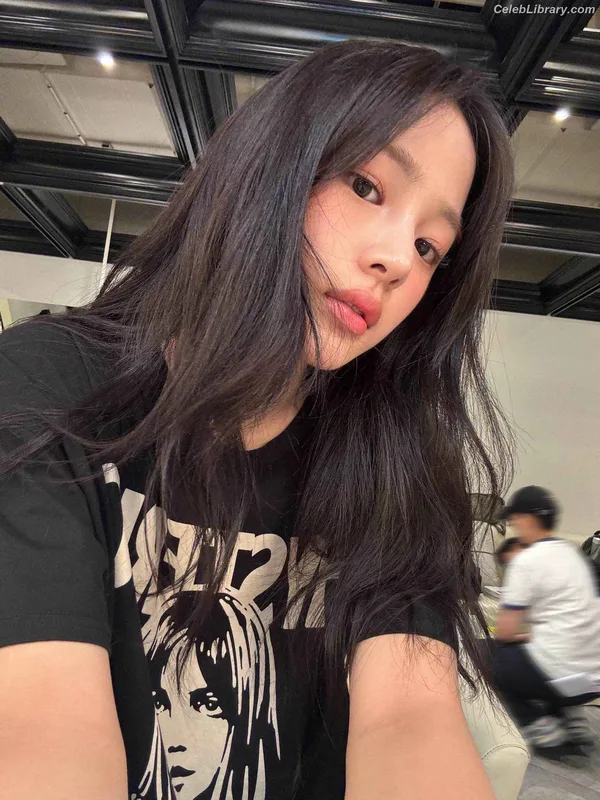 Minji (NewJeans) photo 18 of 1154