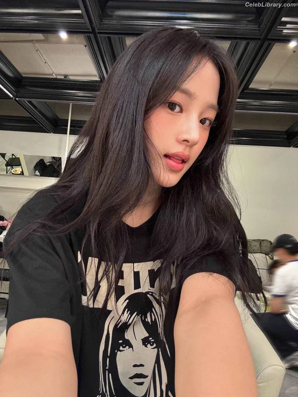 Minji (NewJeans) photo 19 of 1154