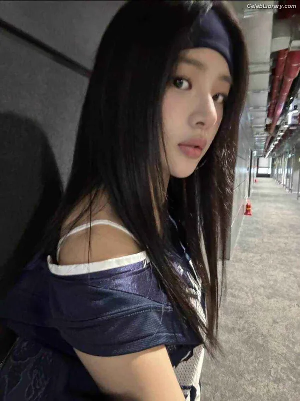 Minji (NewJeans) photo 3 of 1154