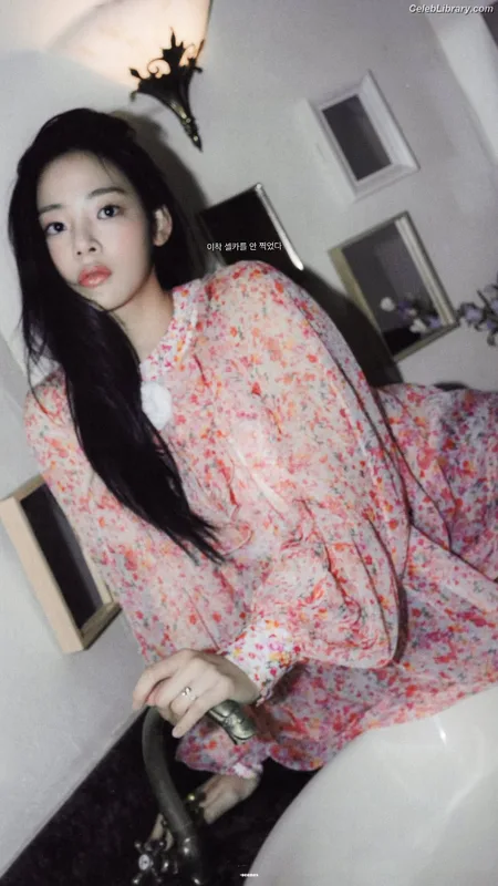Minji (NewJeans) photo 12 of 1154