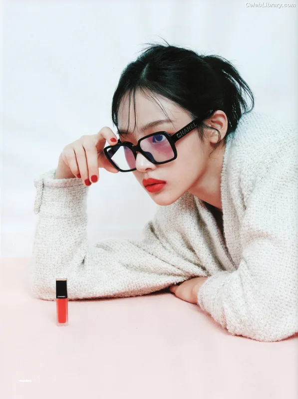 Minji (NewJeans) photo 20 of 1154