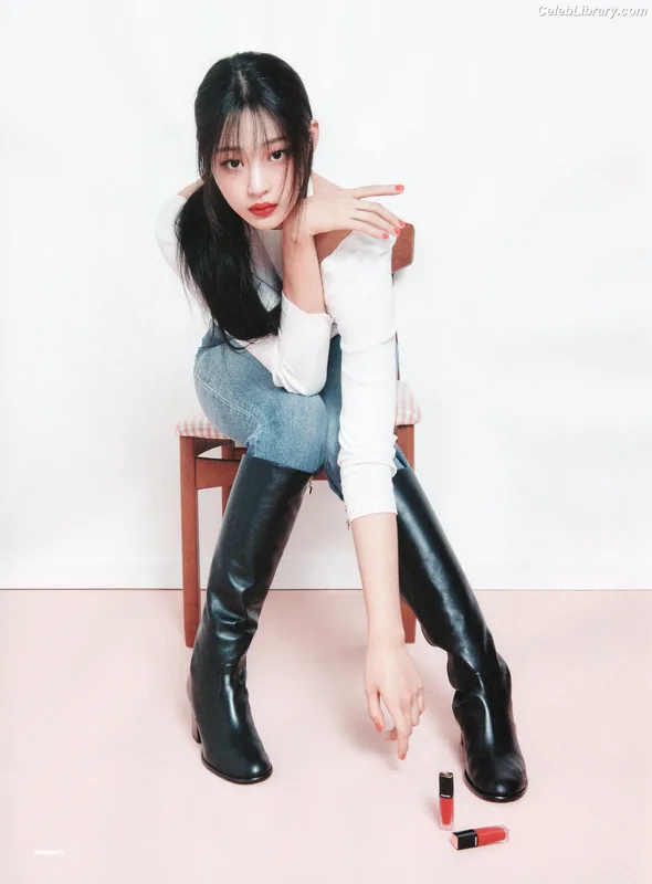 Minji (NewJeans) photo 1 of 1154