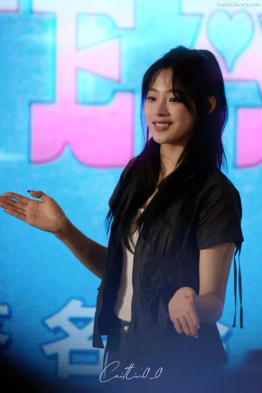 Minji (NewJeans) photo 17 of 1154