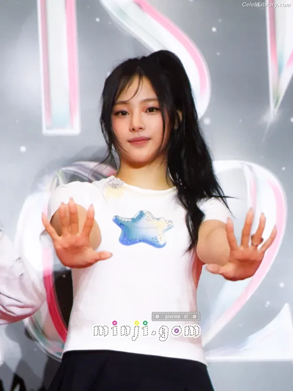 Minji (NewJeans) photo 13 of 1154