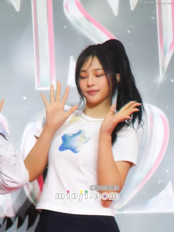 Minji (NewJeans) photo 14 of 1154
