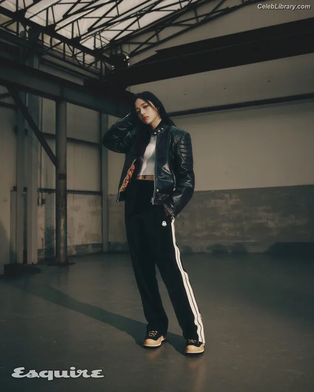 Minji (NewJeans) photo 11 of 1154