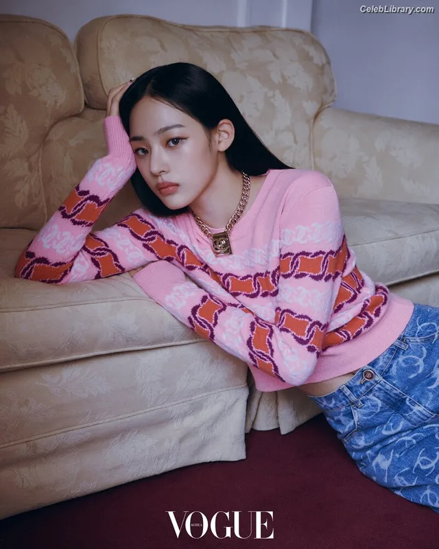 Minji (NewJeans) photo 1 of 1154