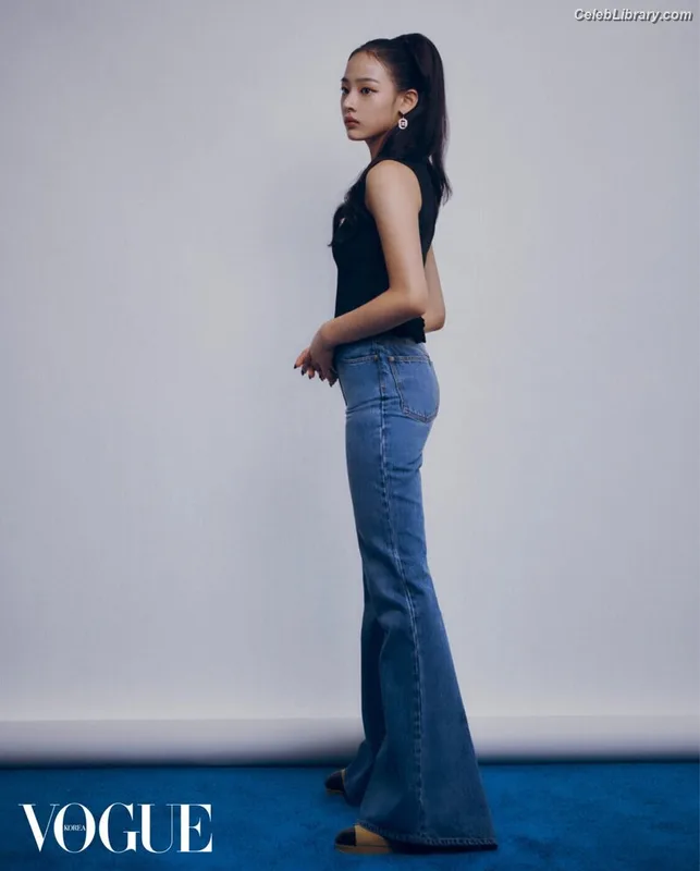 Minji (NewJeans) photo 7 of 1154
