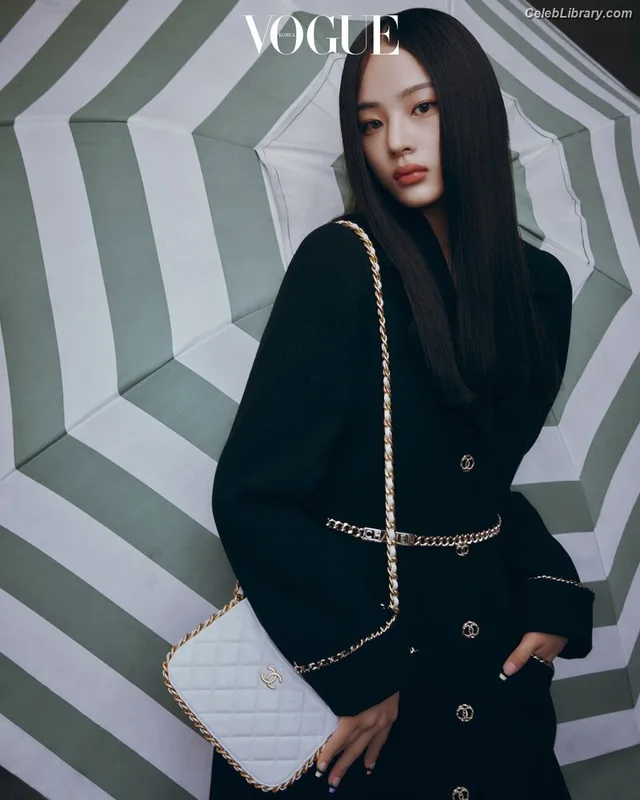 Minji (NewJeans) photo 10 of 1154