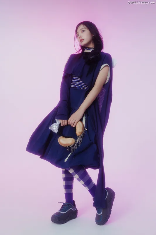 Minji (NewJeans) photo 5 of 1154