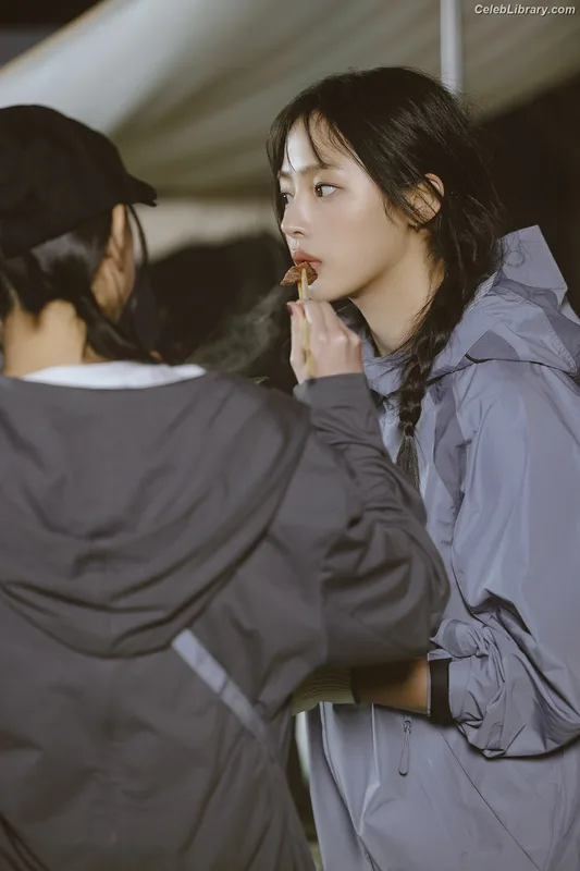 Minji (NewJeans) photo 12 of 1154