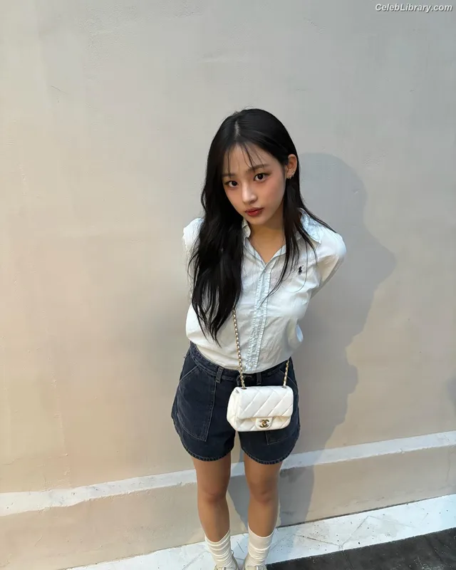 Minji (NewJeans) photo 1 of 1154