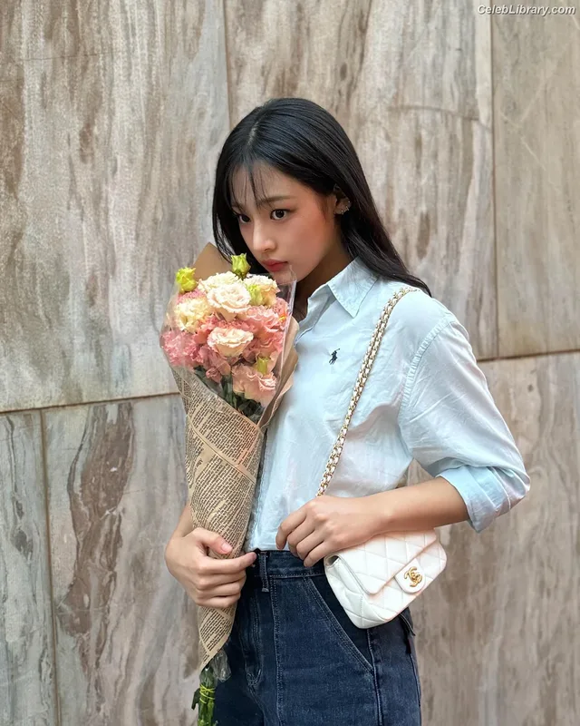 Minji (NewJeans) photo 2 of 1154