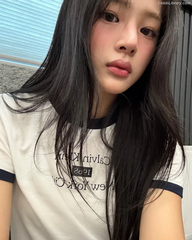 Minji (NewJeans) photo 12 of 1154
