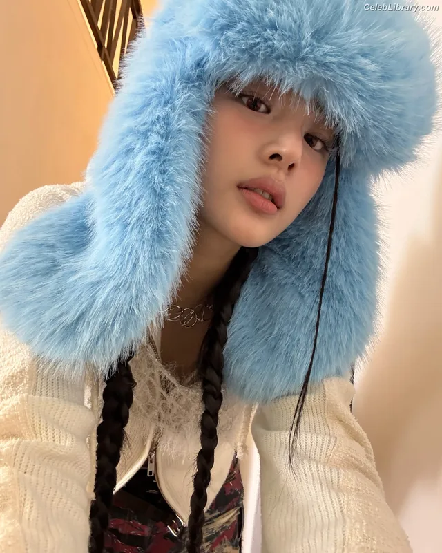 Minji (NewJeans) photo 14 of 1154