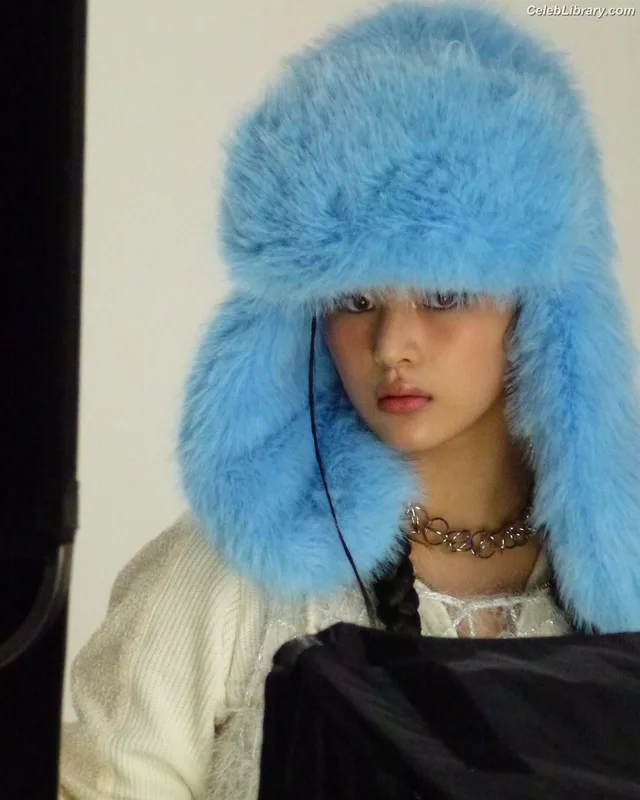 Minji (NewJeans) photo 21 of 1154
