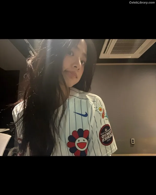 Minji (NewJeans) photo 23 of 1154
