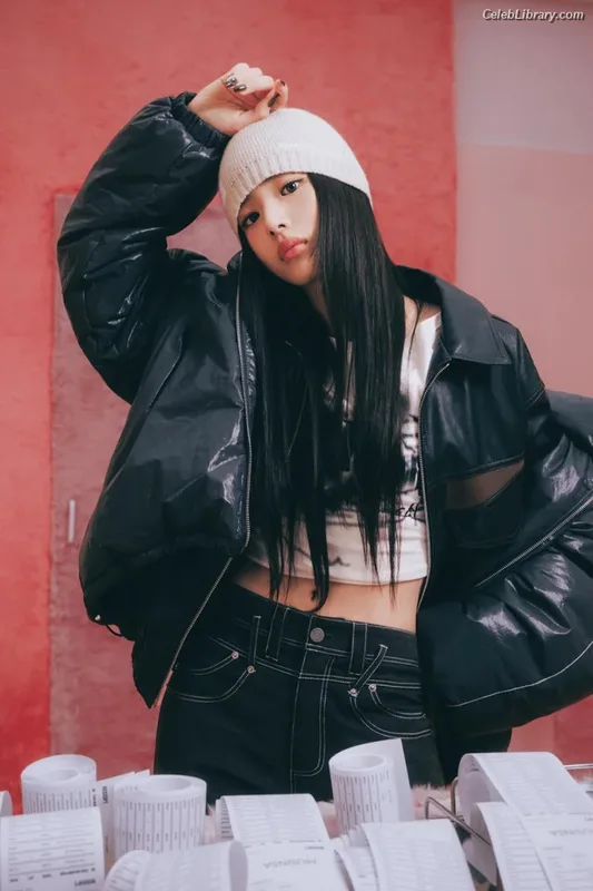 Minji (NewJeans) photo 1 of 1154