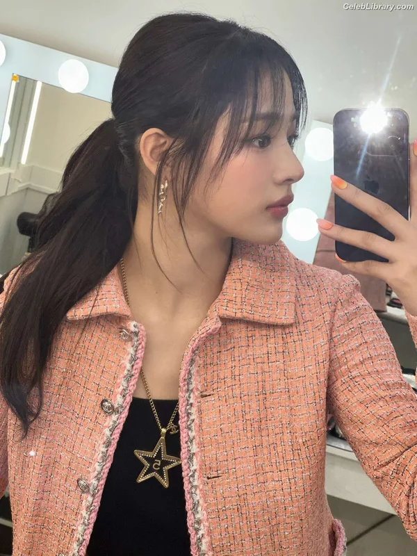 Minji (NewJeans) photo 3 of 1154