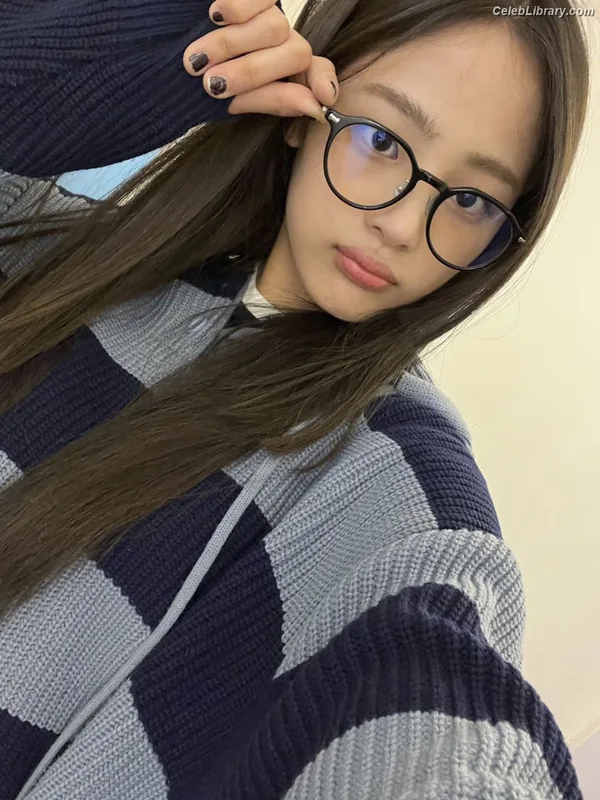 Minji (NewJeans) photo 22 of 1154