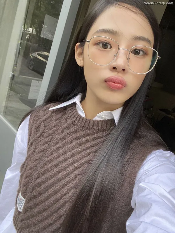 Minji (NewJeans) photo 1 of 1154
