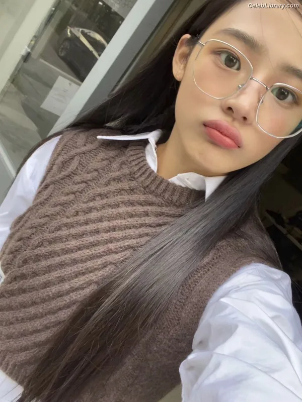 Minji (NewJeans) photo 2 of 1154