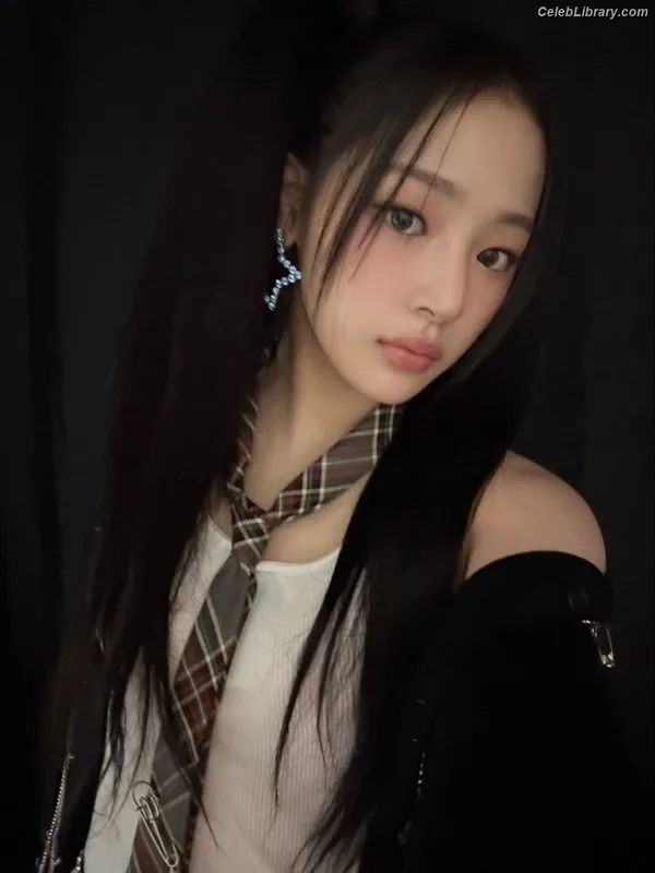 Minji (NewJeans) photo 5 of 1154