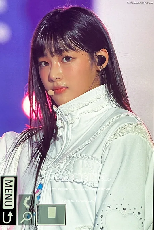 Minji (NewJeans) photo 9 of 1154