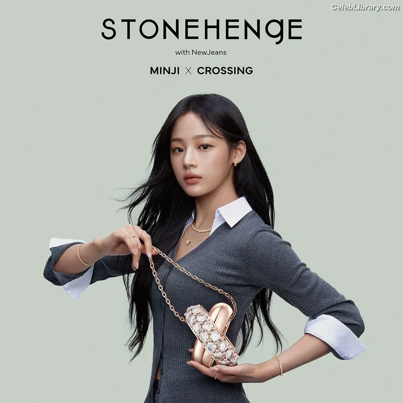 Minji (NewJeans) photo 3 of 1154