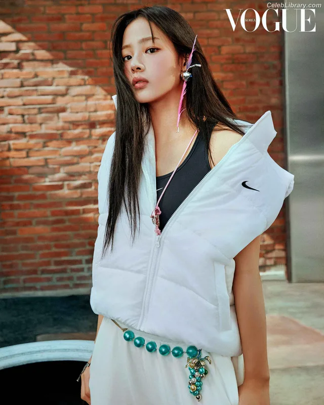 Minji (NewJeans) photo 13 of 1154