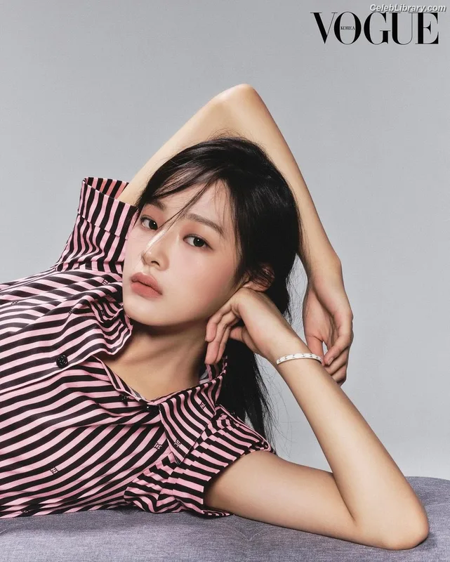 Minji (NewJeans) photo 18 of 1154