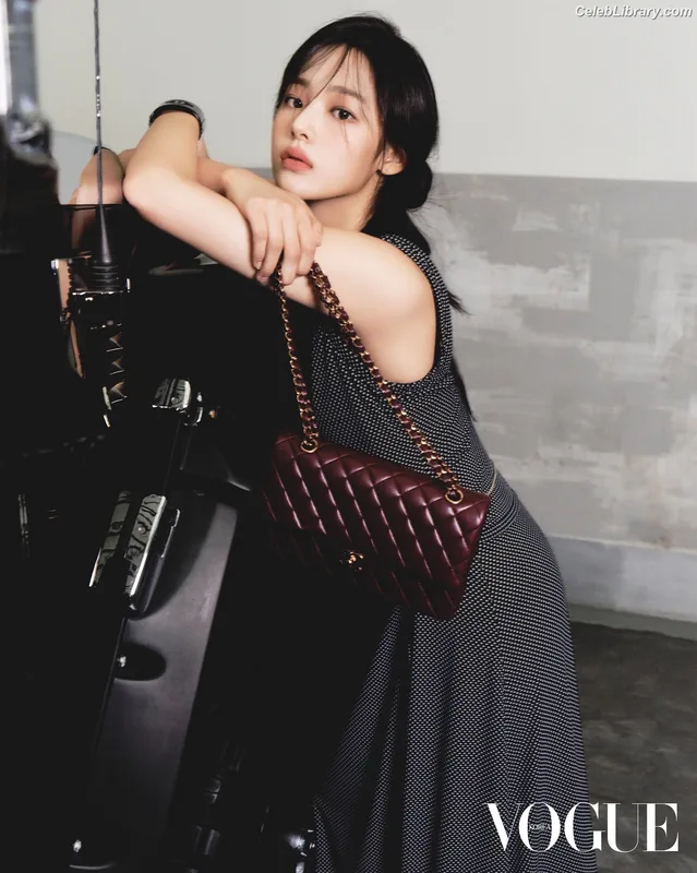Minji (NewJeans) photo 24 of 1154