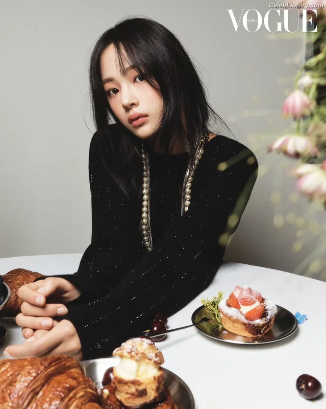Minji (NewJeans) photo 2 of 1154