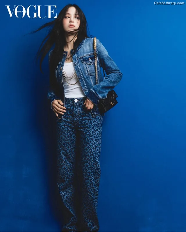 Minji (NewJeans) photo 12 of 1154
