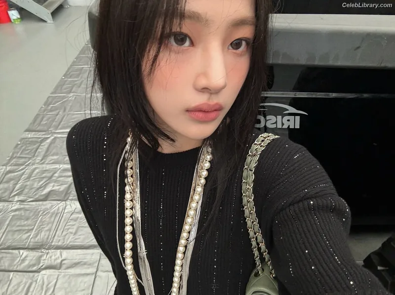 Minji (NewJeans) photo 21 of 1154