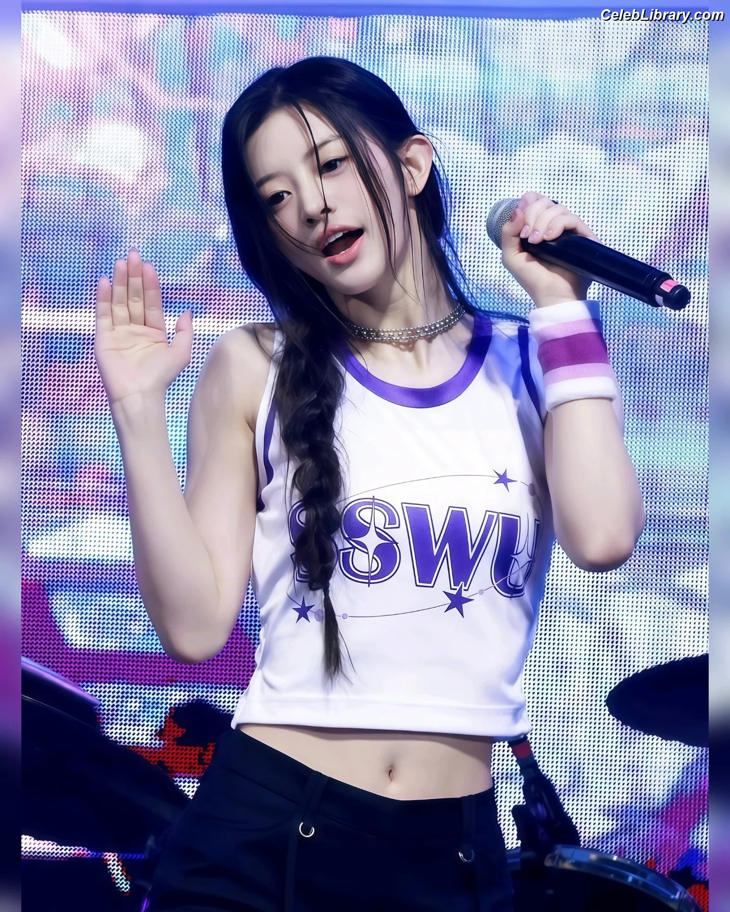Minju (ILLIT) photo 2 of 26