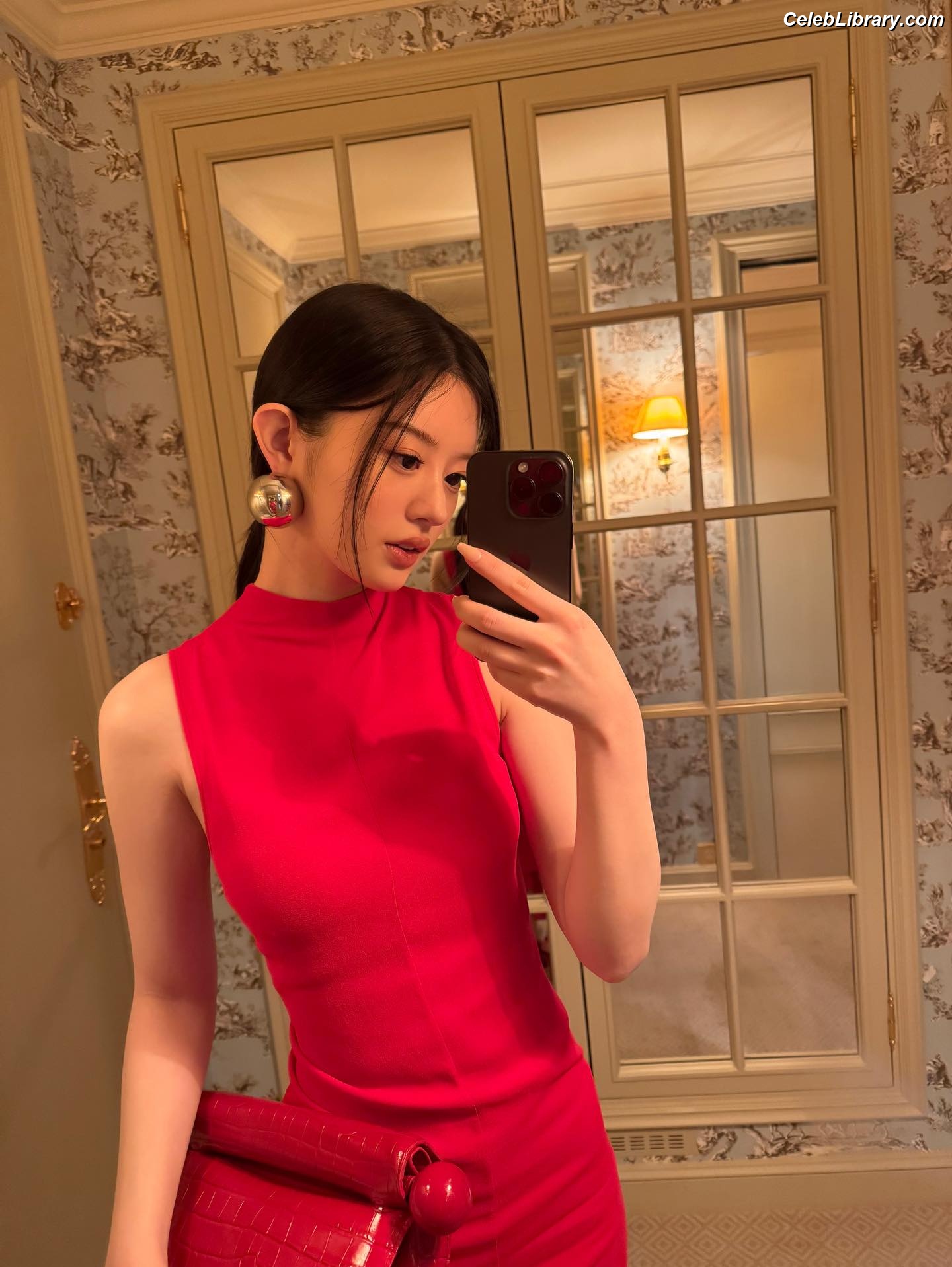 Minju (ILLIT) photo 4 of 26