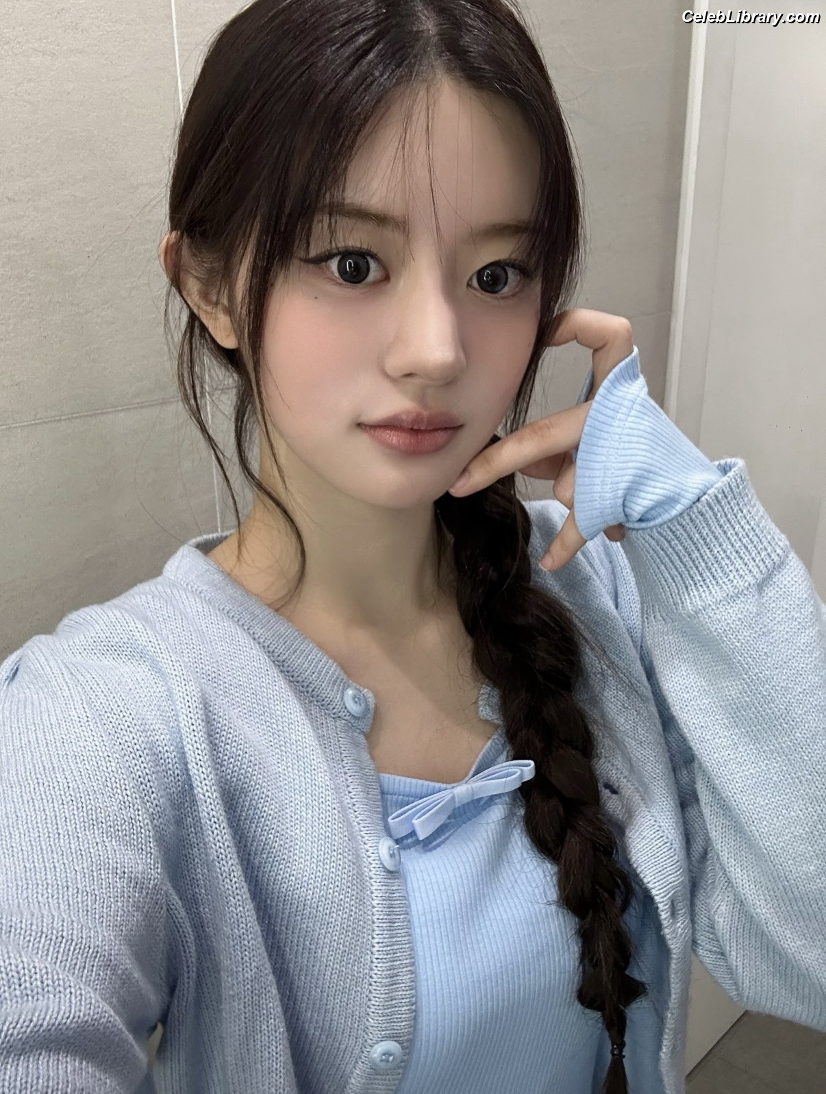 Minju (ILLIT) photo 11 of 26