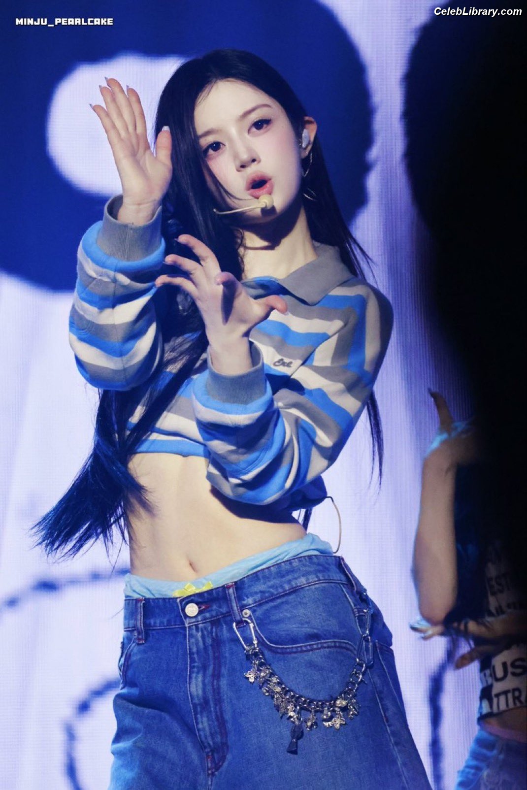 Minju (ILLIT) photo 13 of 26