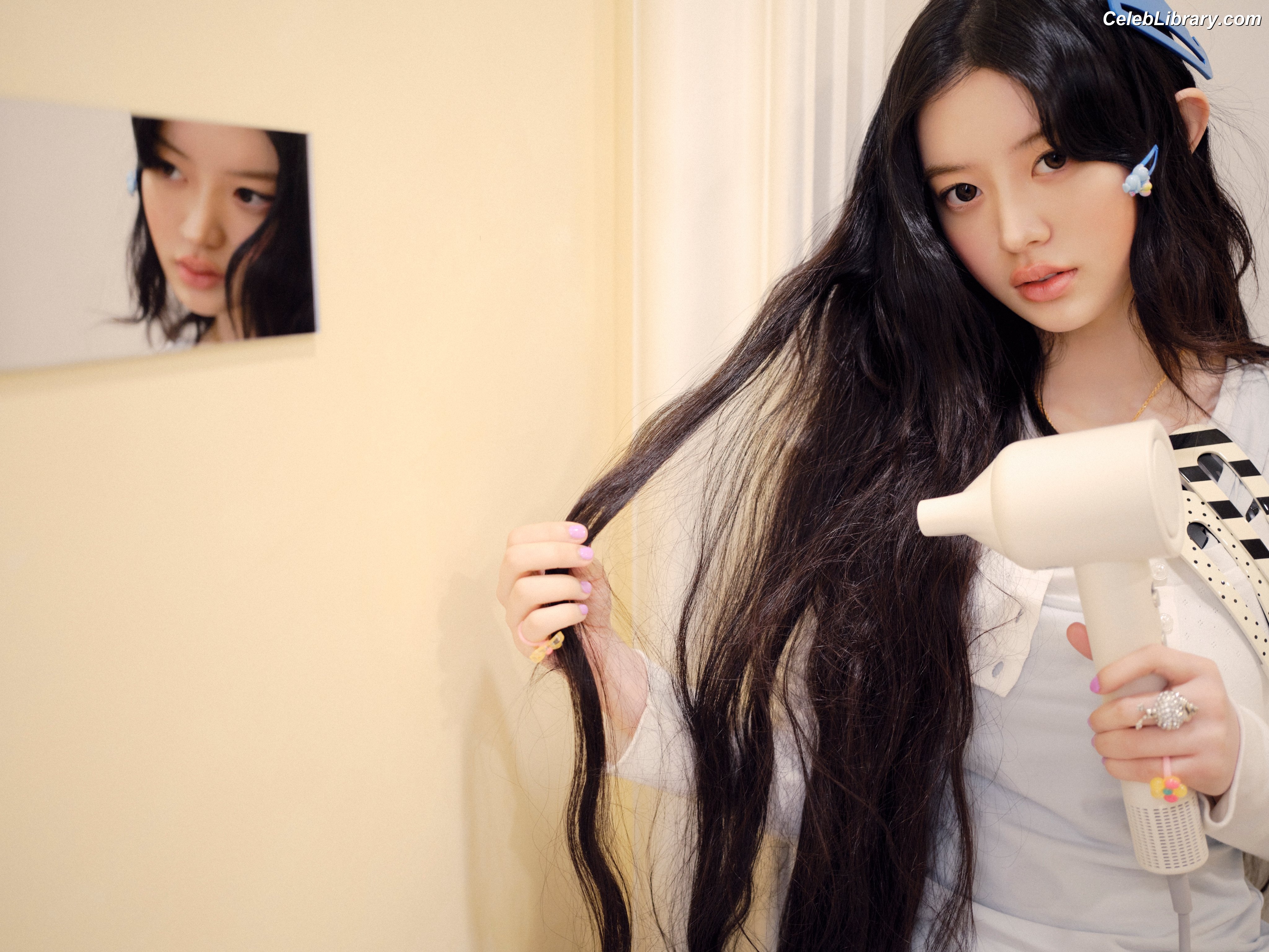 Minju (ILLIT) photo 14 of 26
